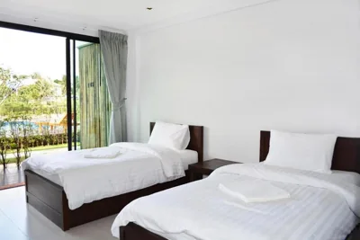 Deluxe kamer met twee aparte bedden en uitzicht op het zwembad — The Nidhra Boutique Resort